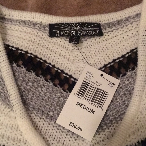 NWT! Fun V-neck chevron striped b&w sweater. - Picture 6 of 8